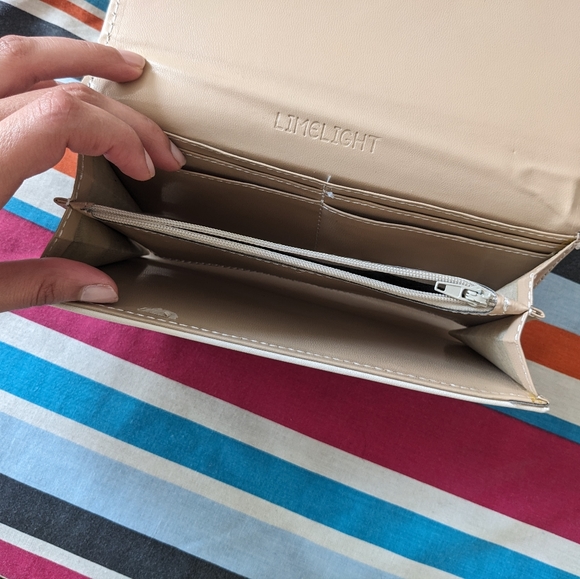 Embroidered wallet - Picture 2 of 3